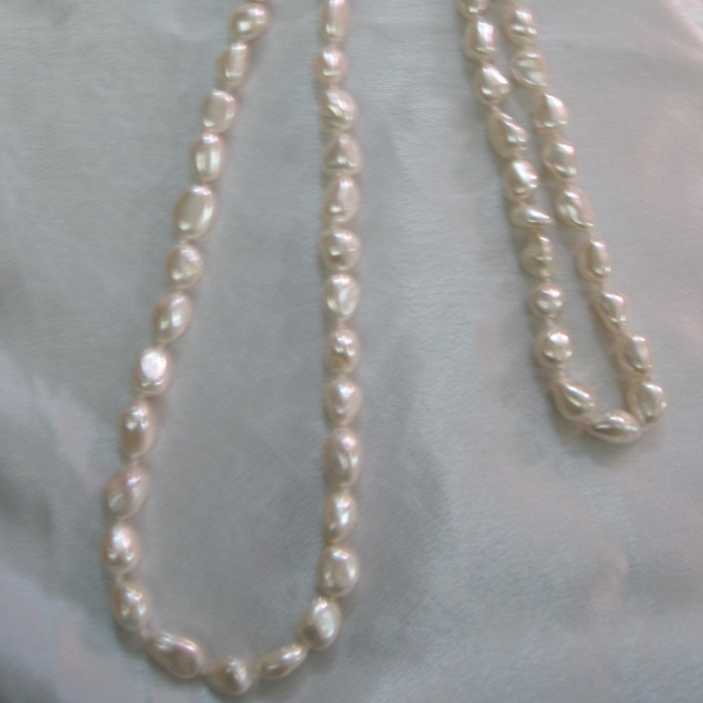 Lovely Faux Lg  Pearl Strand, offwhite luster, 30"